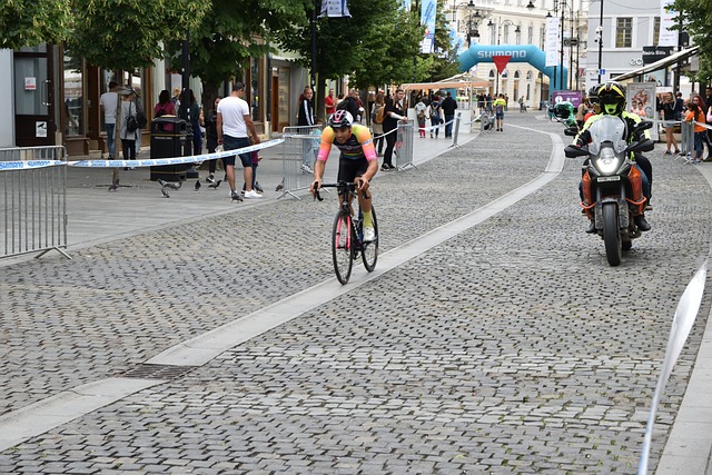 塔图姆在客场对阵国王时扭到脚踝，今天赛前在菲尼克斯开始适应训练，恢复能力惊人！.